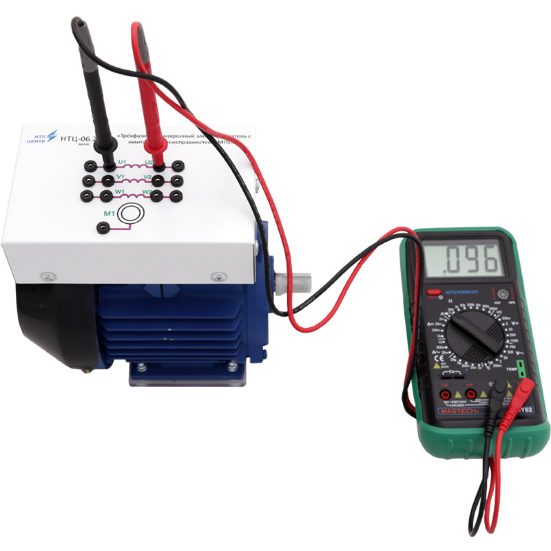 Рис. 2. Проверка омметром обмоток электродвигателя.