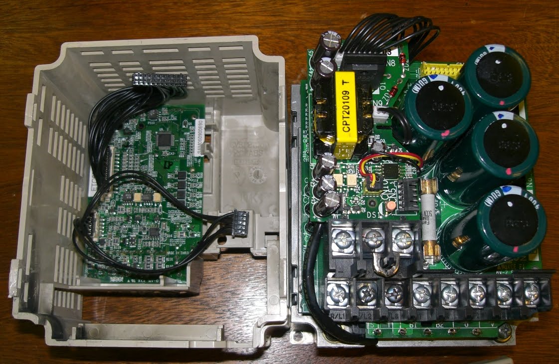 ФОТО 1. Вид преобразователя частоты со снятым корпусом.